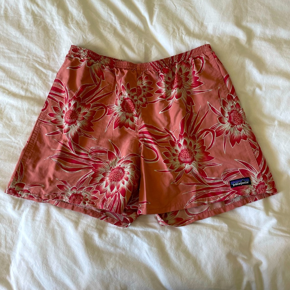 Patagonia men’s red floral print swim trunks size L